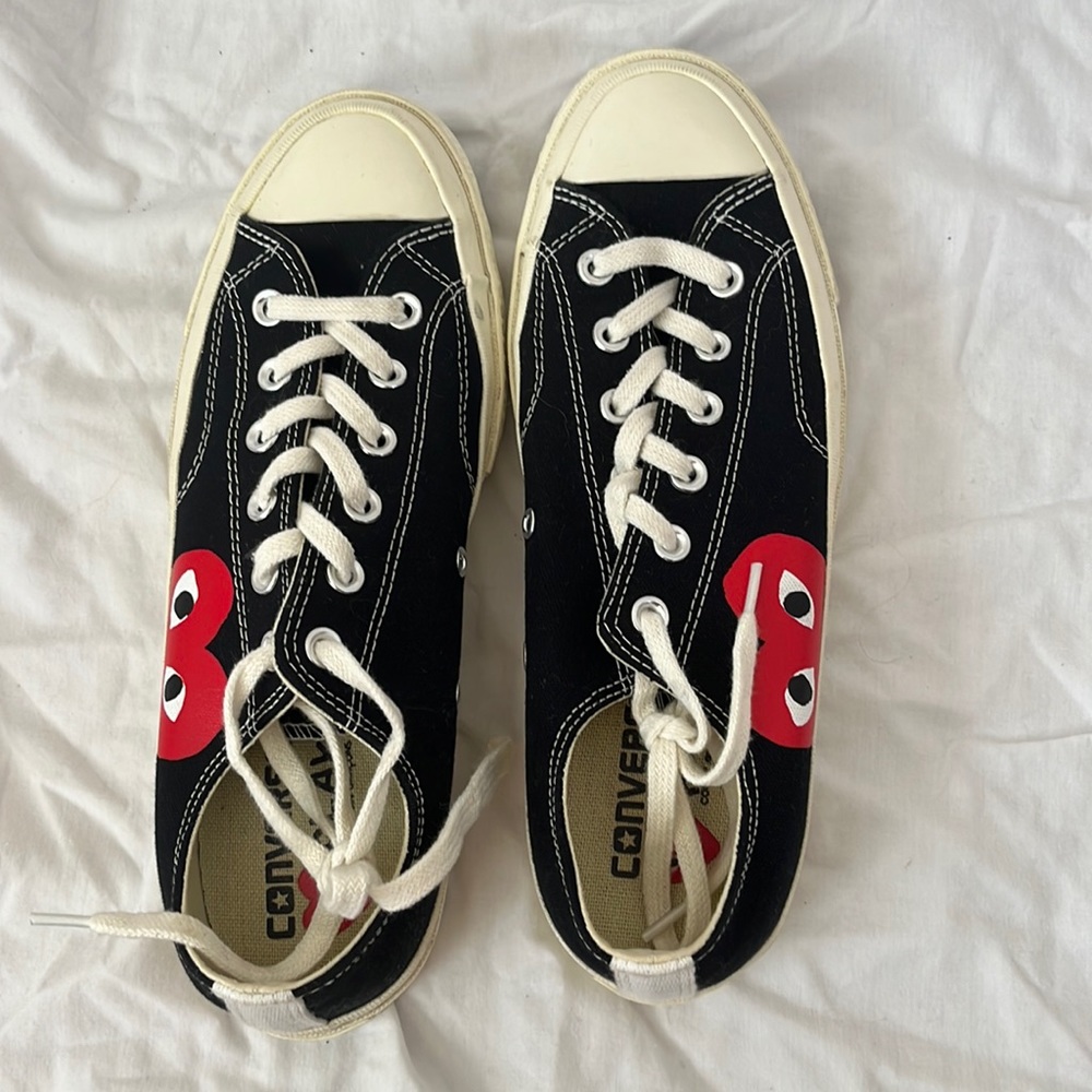 CdG PLAY x Converse Unisex Chuck Taylor All Star Peek-A-Boo Low-Top Snea…